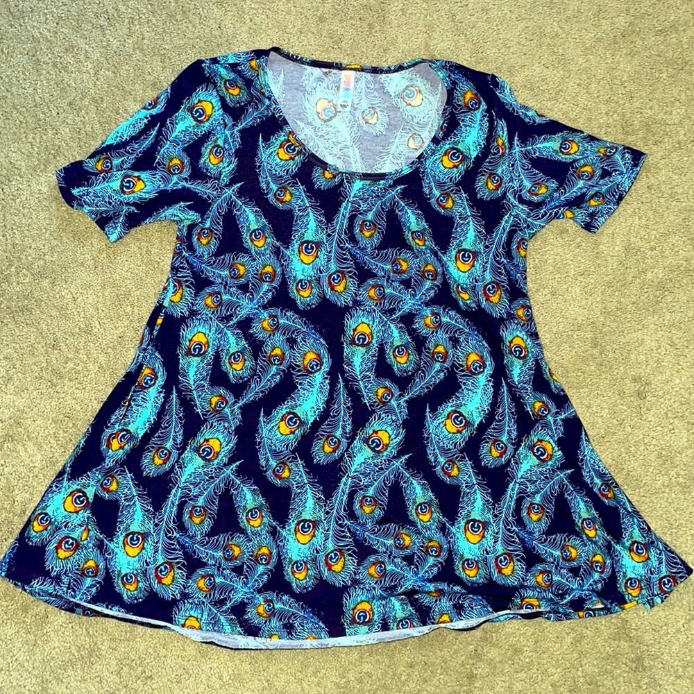🦚LuLaRoe Peacock Feather Perfect Tee!